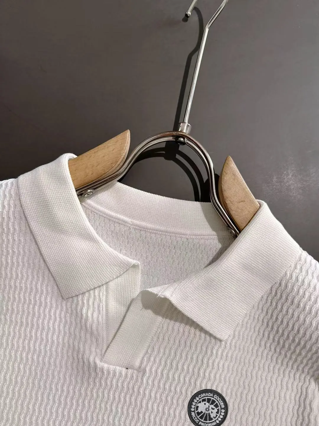 Next day shipment P300 High quality Big Goose 2025 new summer men's lapel short-sleeved knitted fabric Made of combed cotton yarn knitted cotton fabric, pure cotton high-weight special yarn, it feels full of weight when weighed, and the upper body is more textured than ordinary knitted fabrics. This texture can cope with the weather. Perfectly produced stitch by stitch according to the original version! Show nobility. Sizes: M to 3XL